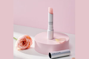Компактный стик блеска для губ Atomy Lip Glow розового оттенка